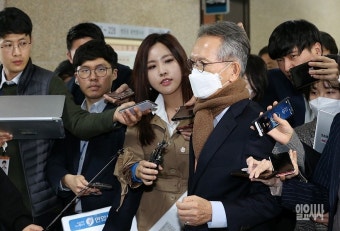 [포토] '사천 논란' 속 취재진에 둘러싸인 김형오