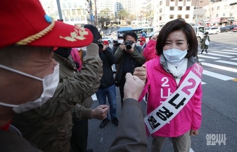 [포토] 지지자들과 인사하는 나경원 후보