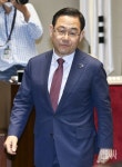 [포토] 단상에서 내려오는 주호영