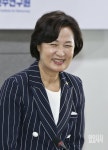 [포토] 밝게 웃는 추미애 법무부 장관
