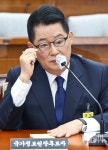 [포토] 안경 고쳐쓰는 박지원 국정원장 후보자
