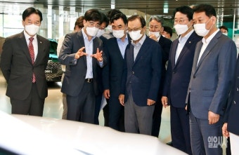 [포토] 공영운 현대차 사장의 설명 듣는 이해찬 대표