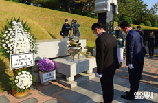 [포토] 김대중 묘역 참배하는 송영길 대표