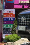 [포토] 3주 연속 오른 휘발윳값에 멈춰선 차량
