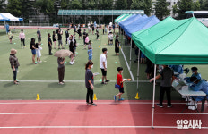 [포토] 인천 인주초등학교서 집단감염...워크스루 선별진료소 찾은 지역 시민들