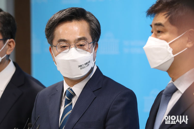 이재명-김동연, 전통 시장 발 방문 소상공인 응원하며 지역사랑상품권 예산 반영 의지 강조