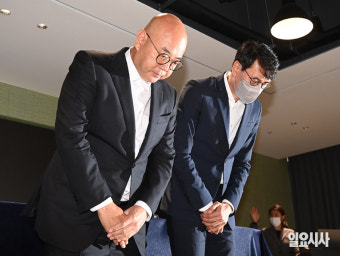 [포토] 카카오톡 먹통 사태 기자회견...고개 숙인 카카오 대표