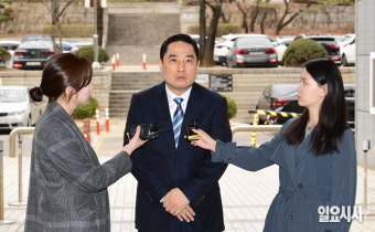 [포토] ‘조민 스포츠카’ 명예훼손 혐의로 재판 출석하는 강용석·김세의