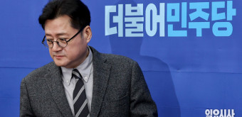 [포토] 원내대책회의 참석하는 홍익표...
