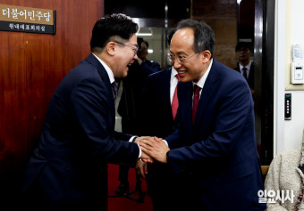 [포토] 여야 신임 원내대표 첫 만남...악수하는 박찬대-추경호