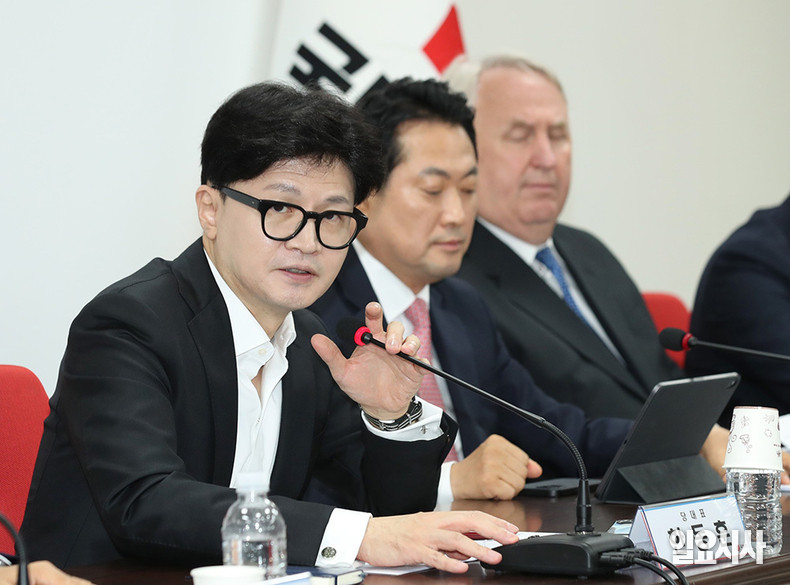 한동훈-이재명 대표, 11년 만에 공식 회담…정치 개혁 강조
