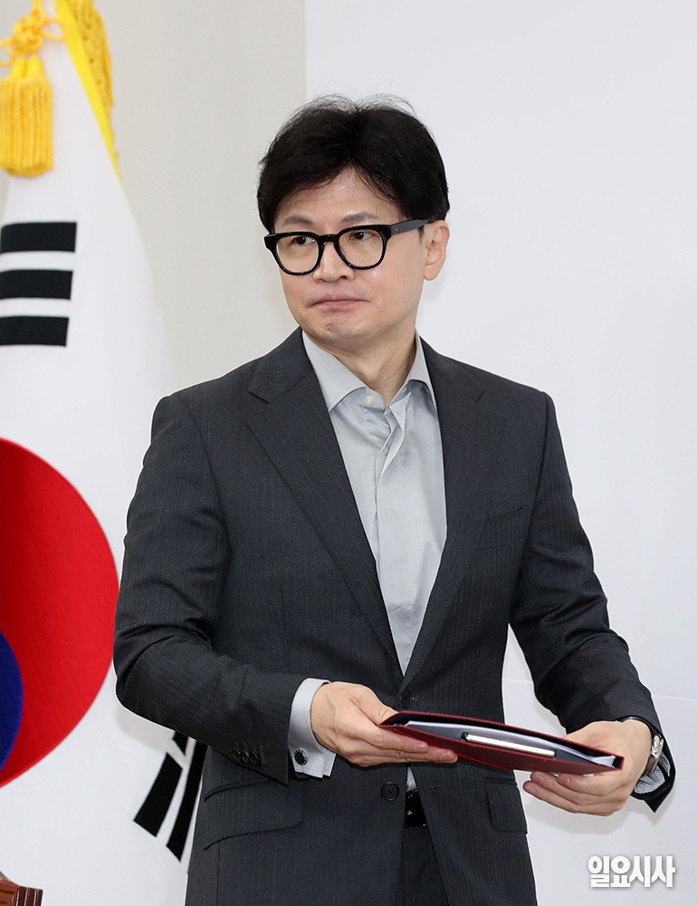 한동훈 후보, 대선 경쟁 속 정책 공약과 토론회 논란으로 더욱 가까워져