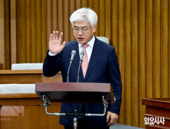 [포토] 선서하는 마은혁 헌법재판관 후보자