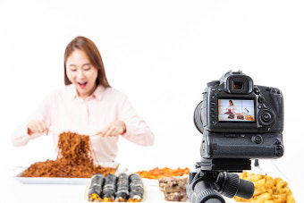 “촬영이 벼슬?” 식당 전세 낸 먹방 유튜버 민폐 논란