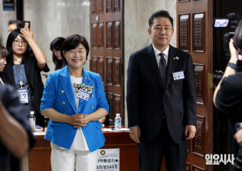 [포토] 의원들 맞이하는 서영교-김병기 원내대표 후보