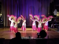 부채와 꽃바구니춤으로 뉴욕을 매혹시키다