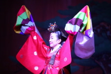 오사카 예능극장에서 펼쳐진 한국 전통 춤사위