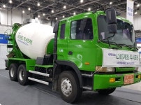 LNG개조 콘크리트믹서트럭, 미세먼지 저감 위한 저공해화 선보여