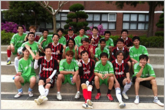 제주Utd 최원권, 외국인근로자-결혼이주민 축구단에 축구화 기증