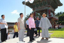 WCC 앞두고 숙박 점검하는 우 지사 의자생활 외국인 배려 당부