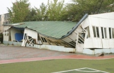 [태풍피해사진]지붕 주저 앉은 제주시내 모 초등학교 체육관