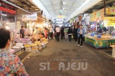 추석 대목? …재래시장과 시민은 한숨,  대형마트는 활짝