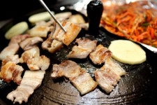 24시간 숙성시킨 원조 솥뚜껑 오겹살 전문 웅담식당