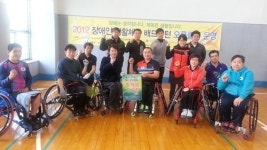 (주)휠라인, 배드민턴 김성훈 선수에게 경기용 휠체어 전달