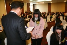 위미중, 축하와 감동의 특별한 졸업식…졸업생 전원에 장학금