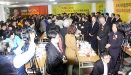 고창근, 빗속 개소식 성황 활짝 내가 양성언 적자