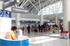 사드보복 본격 첫날…한산한 제주국제공항, 중국인 드문드문