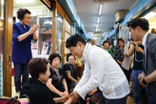 도민속으로 원희룡, 제주시 동문시장과 중앙지하상가 방문