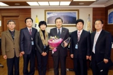 양평군, 상인연합회 맹형규 행정안전부 장관에게 감사패 전달