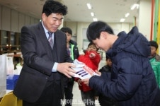 <포토뉴스> 조도초등학교 학생들에게 신발 선물