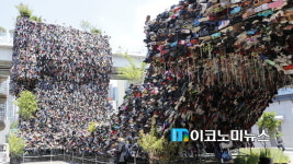 흉물이냐, 예술이냐… 서울로 슈즈트리 조형물 논란