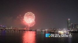 [M포토] 한강 위 밤하늘 수놓은 10만 불꽃 … 서울세계불꽃축제 2017