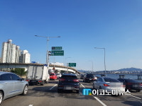 [M포토] 서울부터 귀성전쟁, 강변북로 구리방면 정체... 곳곳 접촉사고도