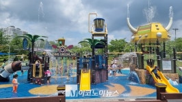 [M포토] 무더위에 풍덩...김포 마리미공원 물놀이장 개장
