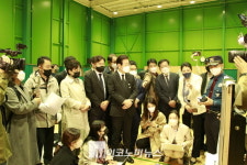 [M포토] ‘이태원 참사‘ 유실물센터 찾아 설명 듣는 이재명 대표