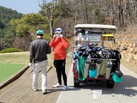 골프 중 폭우로 경기 중단되면 1홀 단위 요금 정산해야