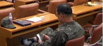 공군 투스타, 비상계엄 질의장서 ‘스마트폰 게임’...“제 정신이냐”