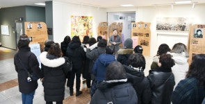 영통2동 통장협의회 회원들의 의미 있는 역사적 전시전 견학