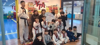 태권도 학원 원생들이 불우이웃돕기로 라면 30박스 기부