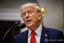 트럼프, 4일부터 '캐나다·멕시코에 25% 관세 부과'
