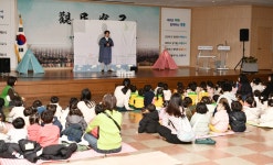 영통구청 대회의실이 유아들을 위한 공연장으로 깜짝 변신
