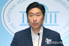 '아이들, 극우 도구화' 리박스쿨... 김구 증손자 김용만 