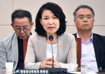 「M포토」 과방위 출석한 이진숙, 방통위안 둘러싸고 ‘팩트’ 체크