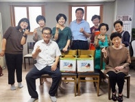 시원한 여름맞이 수박 들고 율천동관내 경로당 찾아