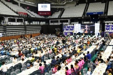 2천여 명에 가까운 노인들이 한 자리에 모인 경로잔치
