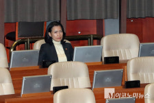 「M포토」 필리버스터 경청하는 이진숙 방통위원장